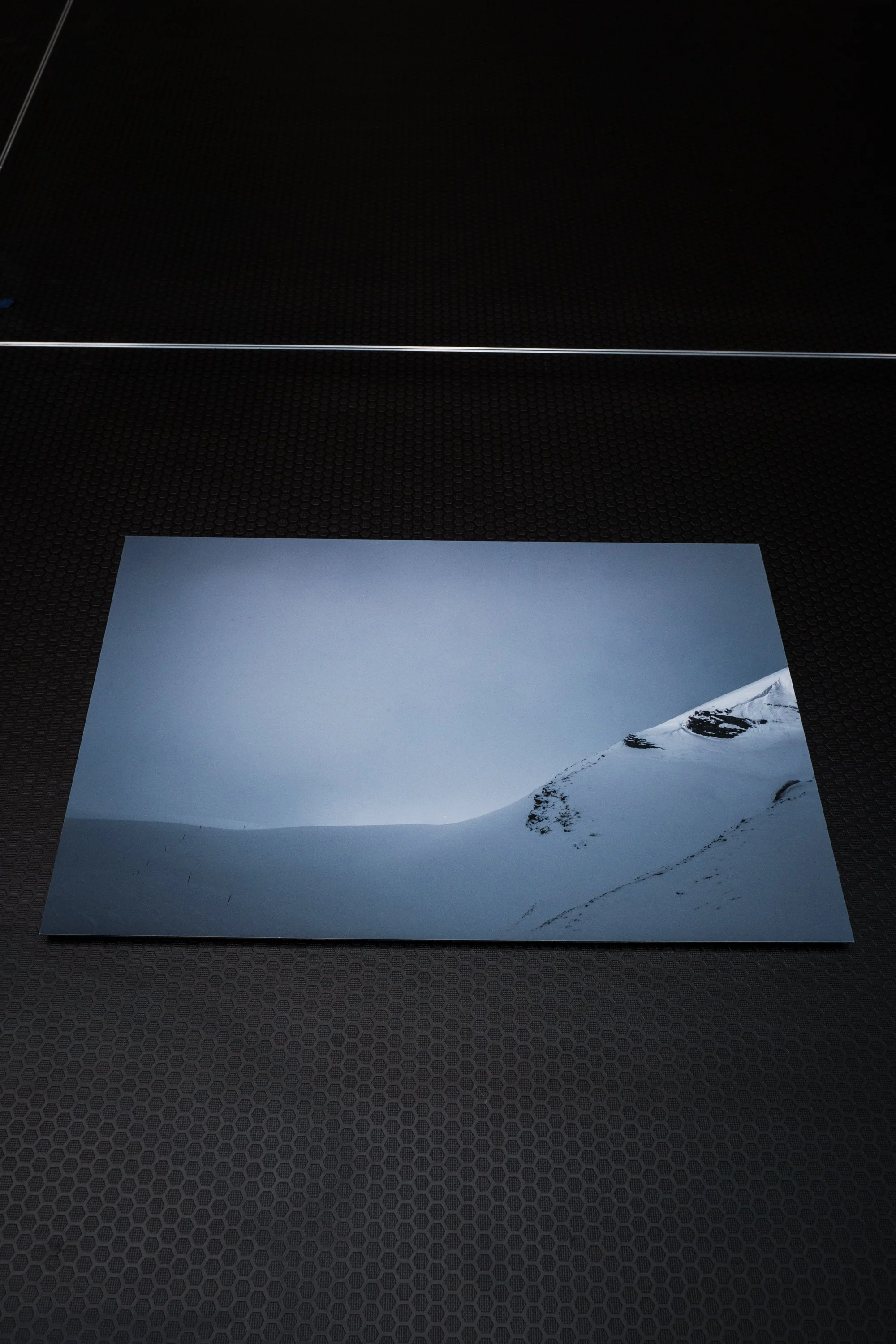 Fotografie einer verschneiten Berglandschaft bei bewölktem Himmel