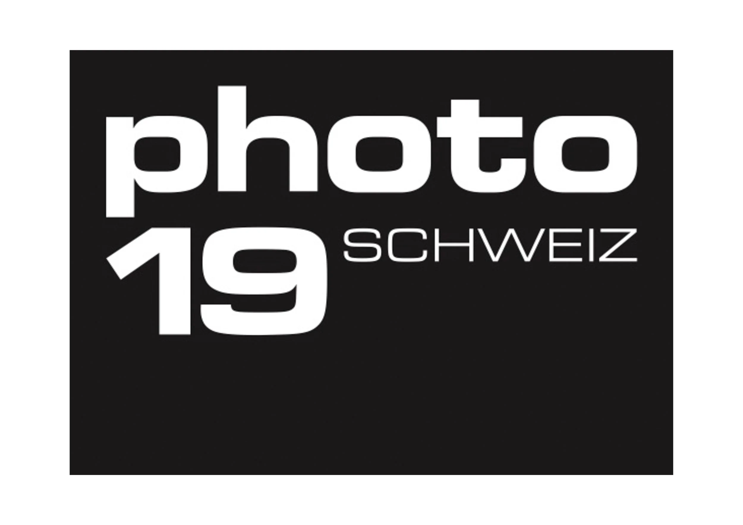 Schwarz-weisses Logo mit dem Text 'photo 19 SCHWEIZ' in unterschiedlichen Schriftgrößen und -arten.