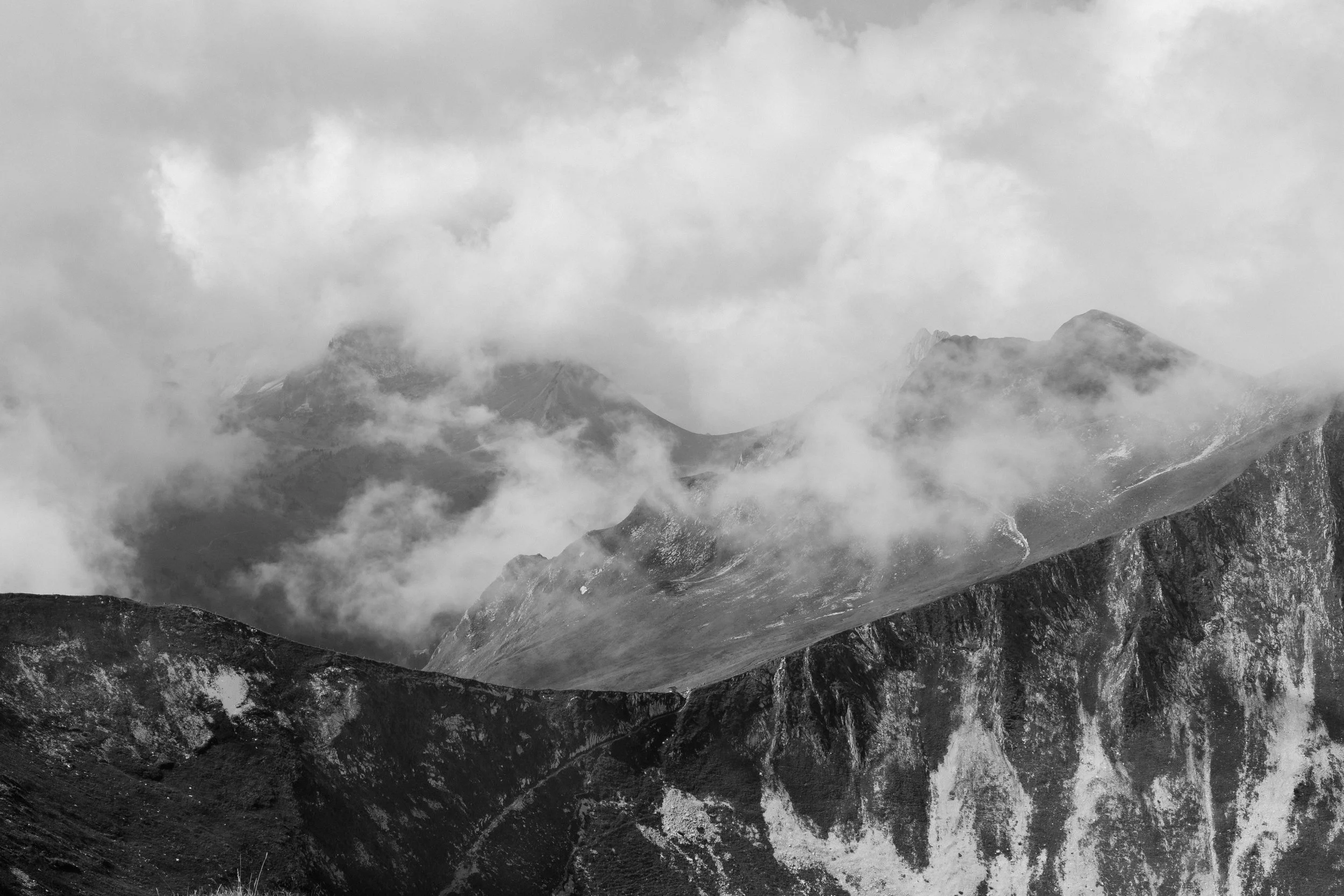 Berglandschaft mit Wolken und Nebel, schwarze und weiße Fotografie.